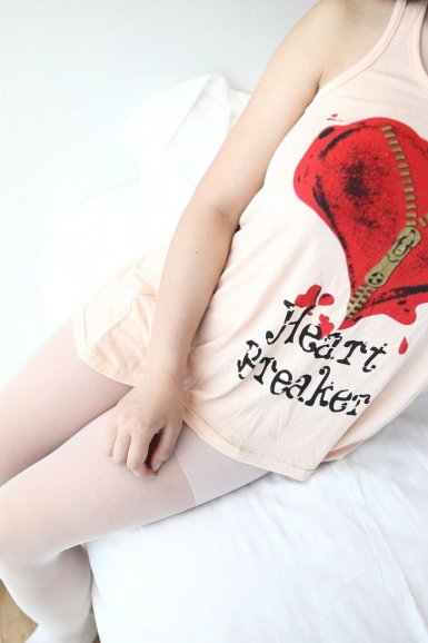 九游体育官网_记者直播遭熊孩子乱入 小女孩将小男孩拖出画面(图2) 九游体育娱乐